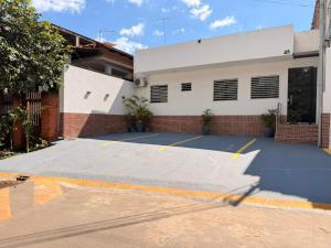 an empty parking lot in front of a building at Residencial Mª Do Bonfim - 5km Aeroporto JK in Brasília