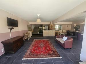 a living room with a couch and a tv at Le Marina in Porto Ota
