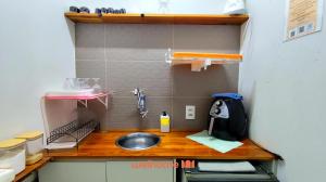 a kitchen counter with a sink and a backpack on it at Apartamento em Campinas a 300m do Centro in Campinas