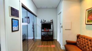 a living room with a couch and a television at Apartamento em Campinas a 300m do Centro in Campinas