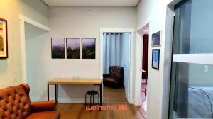 a living room with a table and a chair at Apartamento em Campinas a 300m do Centro in Campinas +27 photos