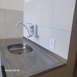 a bathroom with a sink with a faucet at Hostel OS ETERNOS MONIS in Rio de Janeiro