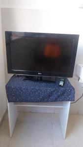 a flat screen tv sitting on top of a table at Hostel OS ETERNOS MONIS in Rio de Janeiro