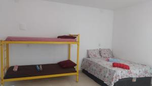 a bedroom with two bunk beds and a bed at Hostel OS ETERNOS MONIS in Rio de Janeiro