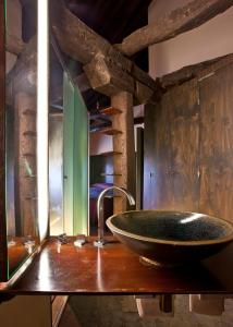 łazienka z dużą umywalką na drewnianym blacie w obiekcie Hotel Boutique El Convento de Mave w mieście Santa María de Mave