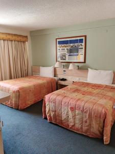 a hotel room with two beds and a window at Hotel Lincoln Suites in Caracas