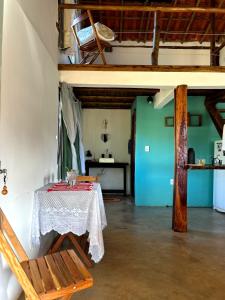 a dining room with a table and a green wall at Chalé Aconchego da Lapinha Vista para Montanhas Piscina e Natureza in Santana do Riacho