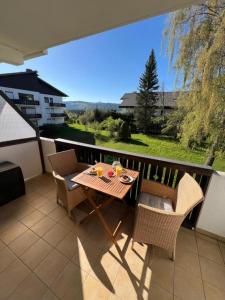 a table and chairs on a balcony with a view of a yard at Ferienwohnung Darosa Alpenliebe in Seeg