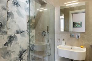 a bathroom with a shower and a sink and a mirror at Casa Amarantia-Appartamento 2 in Noto