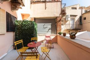 a patio with chairs and a table on a balcony at Casa Amarantia-Appartamento 2 in Noto