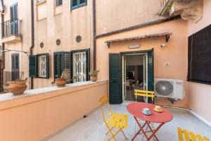 a patio with a table and chairs on a balcony at Casa Amarantia-Appartamento 2 in Noto