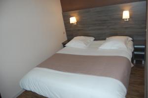 Logis Hotel des Portes de Meuse房間的床