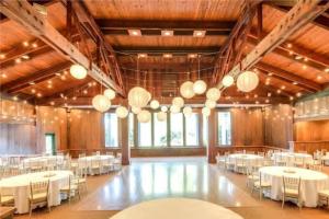 ein Festsaal mit weißen Tischen und weißen Stühlen in der Unterkunft Heritage Hotel, Golf & Conference Center in Southbury + 34 Fotos