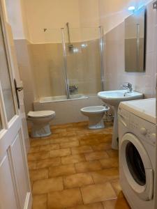 a bathroom with a toilet and a sink and a washing machine at Casa Limmy in Intra