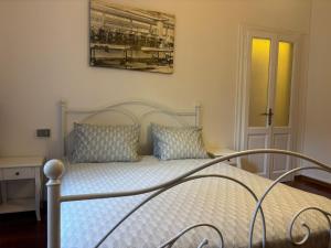 a bed with two pillows and a picture on the wall at Casa Limmy in Intra +11 photos