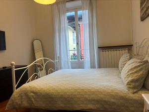 a bedroom with a bed and a window at Casa Limmy in Intra