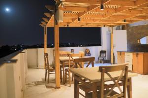 a table and chairs on the roof of a house at Farida Palace Hotel in Al Aqālitah