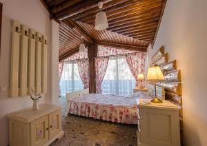 普雷代亚尔Klass Predeal的带窗户的房间里有一张床的卧室