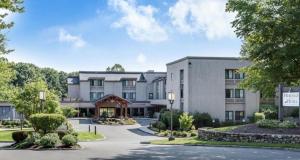 eine Darstellung der Außenansicht eines Hotels in der Unterkunft Heritage Hotel, Golf & Conference Center in Southbury