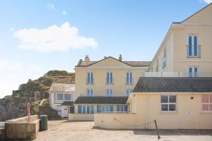 a large building on the side of a beach at 2 Bed in Torcross oc-bcatbe in Torcross
