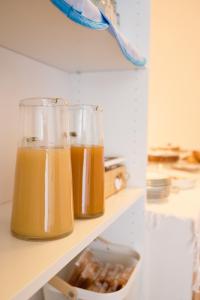 two glasses of orange juice sitting on a shelf at B&B Soldano in Peschici