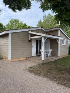 a building with a porch with a table on it at Charmant chalet près d Albi et des vignobles in Rivières
