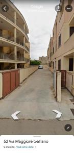 an empty street in a building with a car parked at Illumina House 2 in Giurdignano