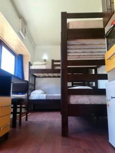 a room with two bunk beds and a desk at Alojamiento Cabañas in Pucón