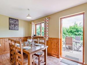 a dining room with a table and chairs at 3 Bed in Ledbury oc-77378 in Wilton