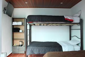 two bunk beds in a small room with at Hotel Rancho Olimpo in Sesquilé