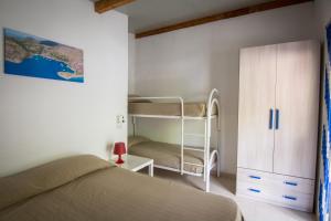 un dormitorio con una cama y una litera en Villaggio Marbella Club, en Palinuro 113 fotos más