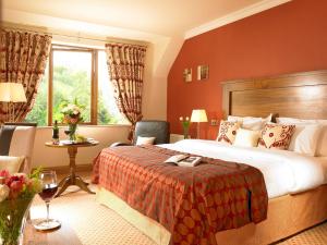 Una cama o camas en una habitación de Glengarriff Park Hotel