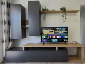 a television sitting on top of a wooden table at Konstanzer Podu Ros 11 - Spacious Apt - Palas Mall - AC in Iaşi