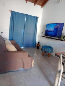 a living room with a couch and a flat screen tv at El Galpon Aparts in General Pacheco