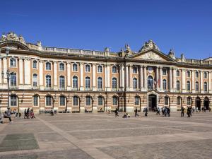 a large building with people walking in front of it at hotelF1 Toulouse L'Union in LʼUnion