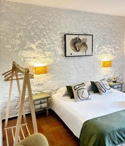 a bedroom with two beds and a painting on the wall at Mas Ribas Hotel i Esdeveniments in Palamós