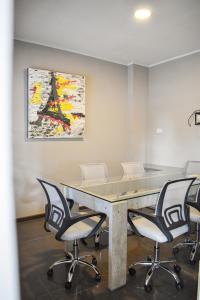 a conference room with a table and chairs at Demetrio Hotel Apart in Olavarría