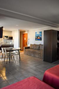 a living room with a couch and a table at Demetrio Hotel Apart in Olavarría
