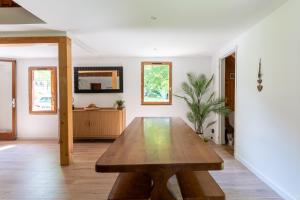 a dining room with a wooden table in a room at Chalet du Lacus in Boutx