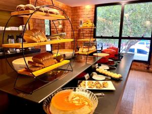 a bakery with lots of different types of bread at Oasis Plaza Hotel in Ribeirão Preto