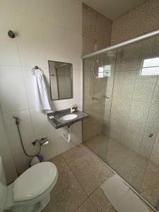 ein Badezimmer mit Dusche, Toilette und Waschbecken in der Unterkunft Hotel Ondas do Mar in Salinópolis + 38 Fotos