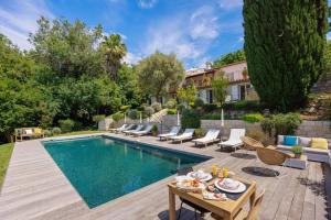 a backyard with a swimming pool and a house at A Casa Bianca in Saint Paul de Vence