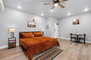 a bedroom with a bed and a ceiling fan at #7 Studio Town Place 2 in Sevierville +14 photos