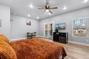 a bedroom with a bed and a ceiling fan at #7 Studio Town Place 2 in Sevierville