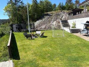 a yard with two chairs and a soccer goal at Leilighet på RyenToppen med gapahuk in Kristiansand