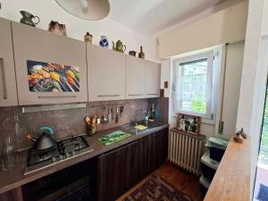 a kitchen with white cabinets and a sink and a window at Gemütliche Ferienwohnung in Agra in Agra