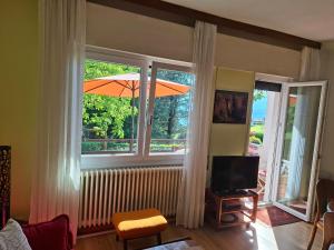 a living room with a window with an umbrella at Gemütliche Ferienwohnung in Agra in Agra