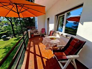 a balcony with a table and an umbrella at Gemütliche Ferienwohnung in Agra in Agra