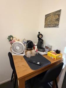 a wooden desk with a fan on top of it at Chambre privée avec Clé in Beauvais +18 photos