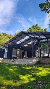 a house with a black and white roof at Cabaña el Pilar in Fusagasuga +6 photos